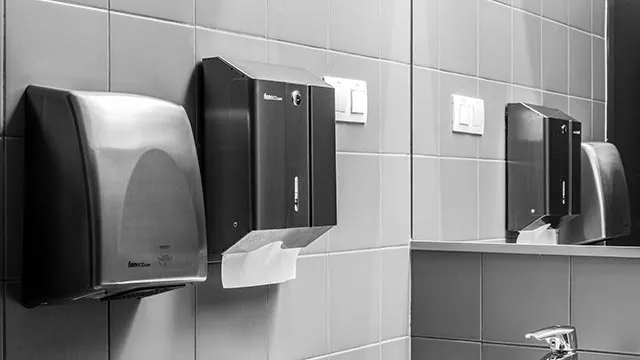 What to pay attention to when buying a paper towel dispenser?